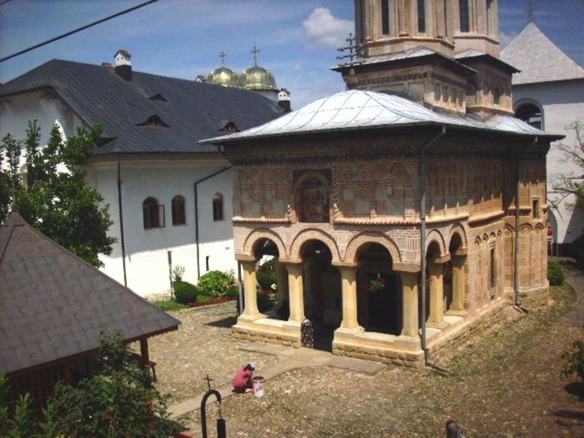 Mănăstirea Dintr-un Lemn; Aceasta este biserica mai nouă în care se păstrează icoana găsită în trunchiul de copac.
