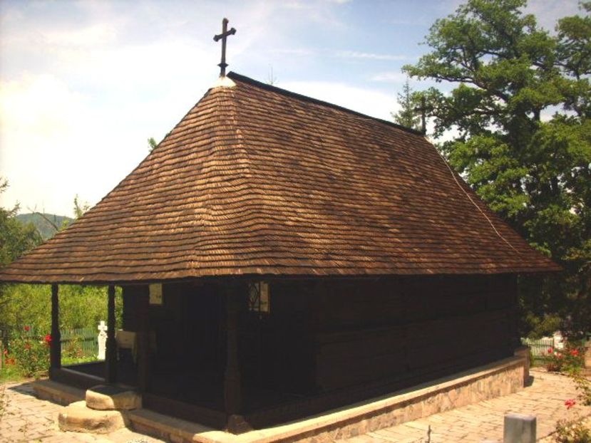 Mănăstirea Dintr-un Lemn; Este biserica veche construită dintr-un lemn în care s-a găsit icoana Maicii Domnului.
