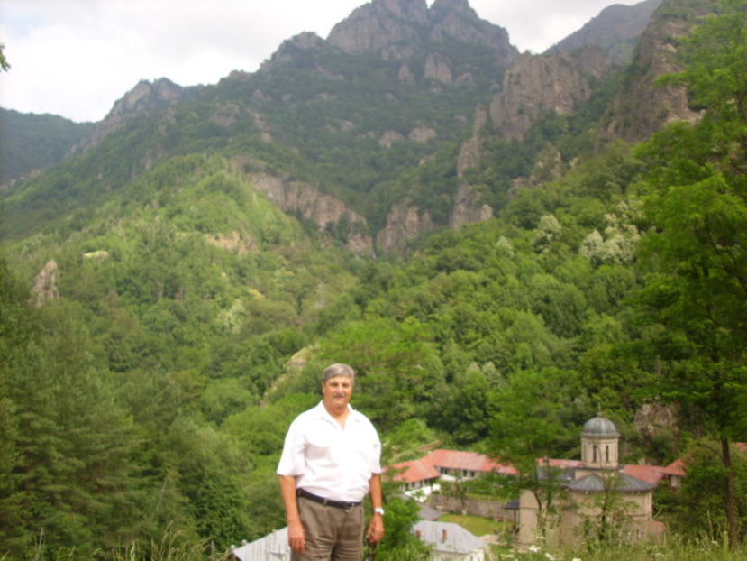 Mănăstirea Stânișoara; Lângă mănăstire se află Cascada Gârdului.
