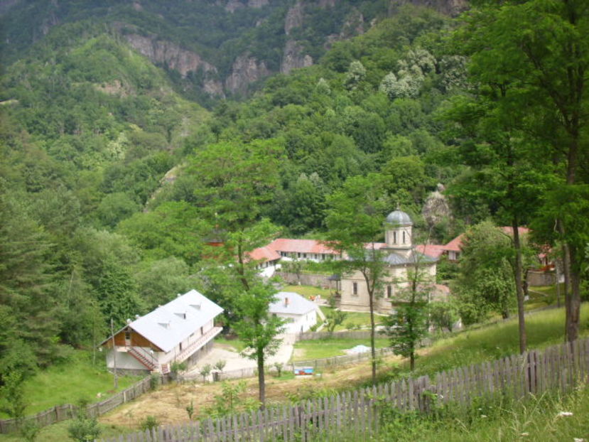 Mănăstirea Stănișoara; În jur te poți bucura de un peisaj minunat la care se ajunge pe un drum forestier neamenajat dar acesta pune un pic de problemă doar pe ultima parte a urcării.
