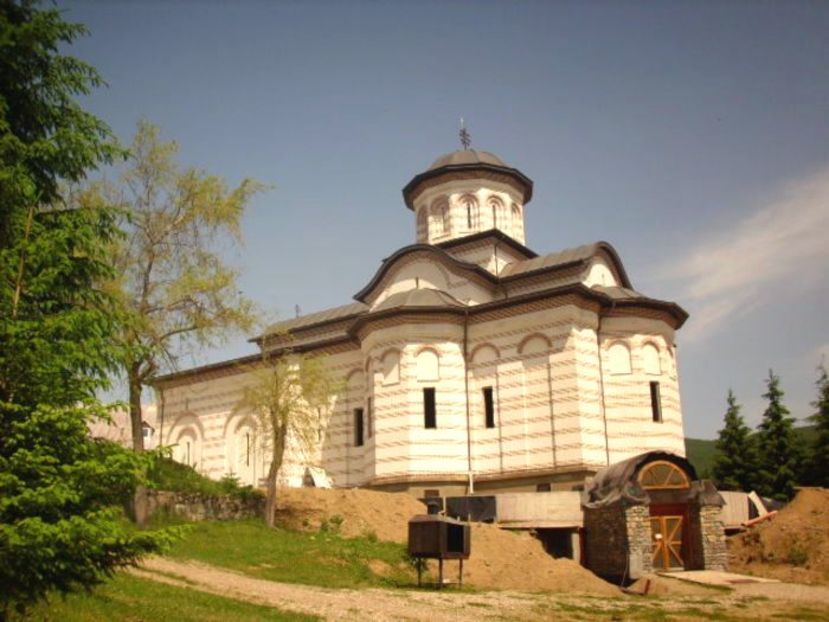 Mănăstirea Oașa; Aceasta se află pe malul Lacului Oașa din Munții Șureanu.
