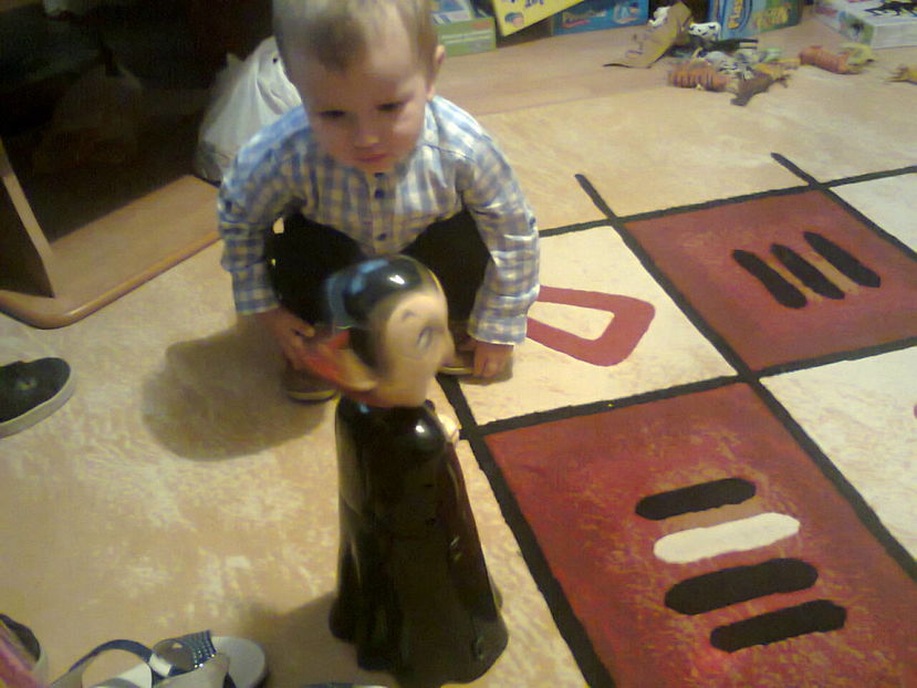 Desigur ca nu putea sa lipseasca papusa vorbitoare Dracula!