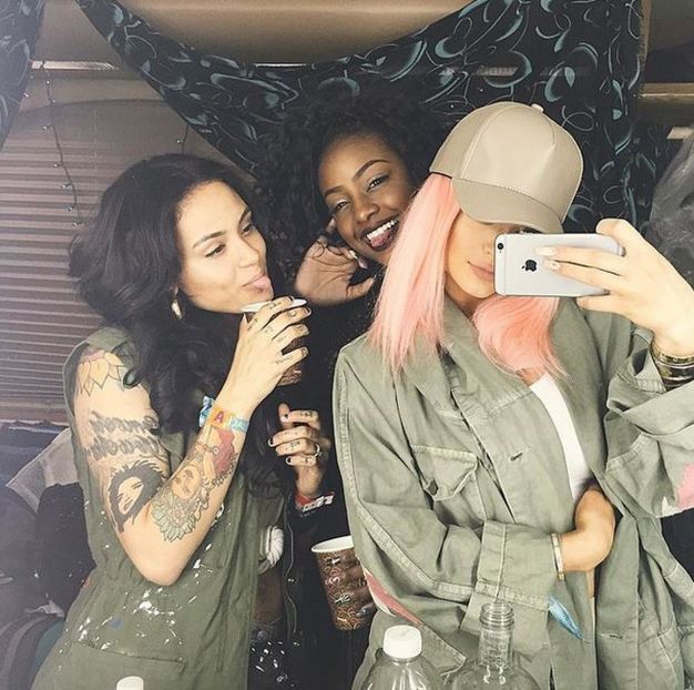 kylie-jenner-friends-weekend