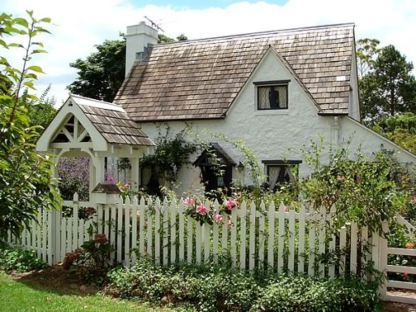 Fig-Tree-Cottage-picket-fence-512x384