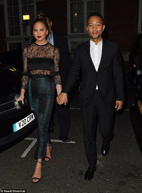 large (1) - chrissy teigen n