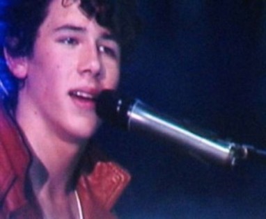 nick-jonas_-llorando_004-320x264 - New photos