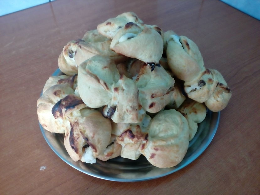 Brioșe Fundițe cu brânză dulce si stafide - 10 - Culinar 3