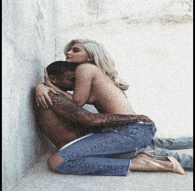 21.11 ·♡ ❝@kyliejenner: Irreplaceable.❞