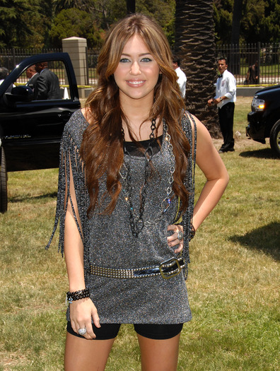 miley-cyrus_COM-atimeforheroescelebritycarnival-2009jun7-152 - miley award shows