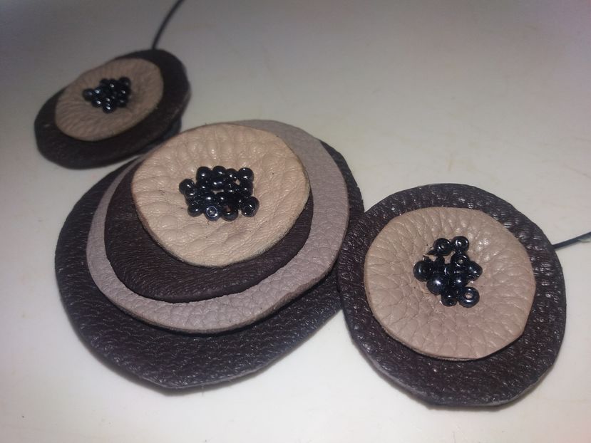 colier piele naturala si margelute sticla