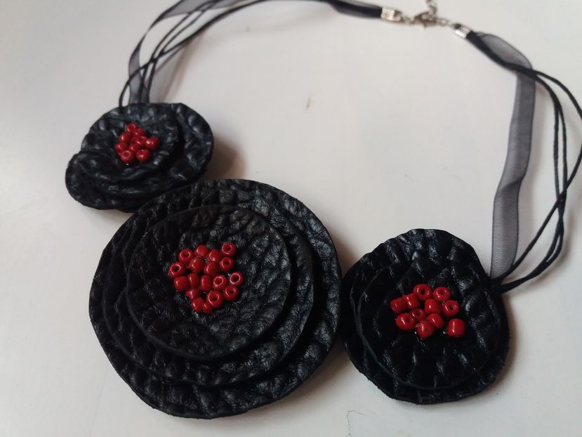 colier piele naturala si margelute de sticla