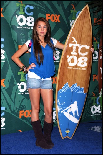 miley-cyrus_COM-teenchoiceawards2008-pressr-a005