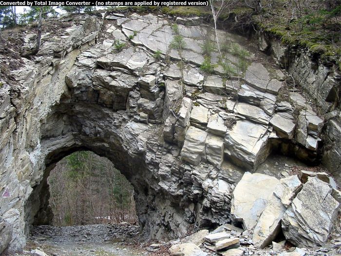 Tunel prin Cheile Tisitei - OBIECTIVE TURISTICE DIN VRANCEA