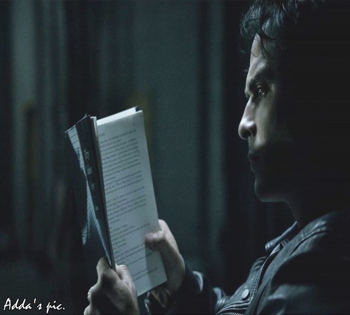 - *sta pe canapea si citeste 50 shades*=)) - xo - Episode 05 here