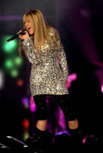 denver - 10-25 - 12 - Miley Cyrus