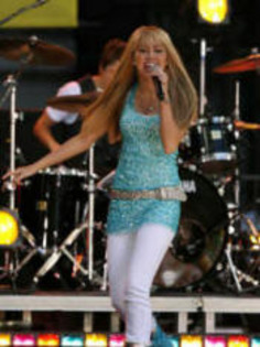 Hannah-singing_small