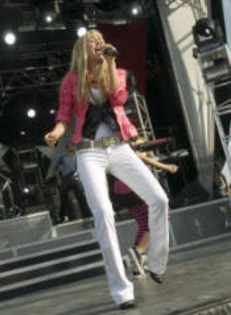 miley-cyrus_com-disneychannelgames2007-concert-apr27-b002_small_small