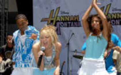 ScreenHunter_041_small - Miley Cyrus