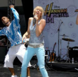 ScreenHunter_045_small - Miley Cyrus
