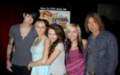 ScreenHunter_052_small - Miley Cyrus