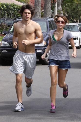gallery_main-0301_miley_cyrus_jogging_07.preview