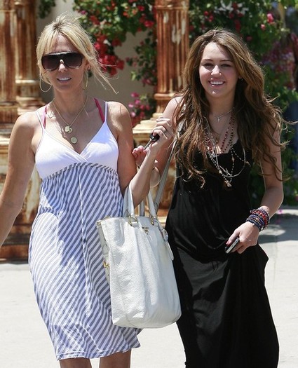 Miley Cyrus Mom Tish Out Shopping Studio City 9Afp445Eh8cl - Miley la shopping
