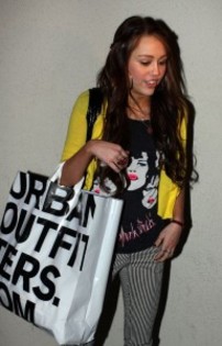 miley-cyrus-urban-3158-25_medium - Miley la shopping