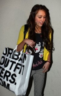 miley-cyrus-urban-3158-25_medium