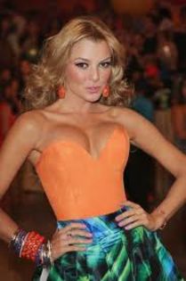 Buna! eu sunt Taylor, prietena lui Claire. - x_Dark love episodul 7_x