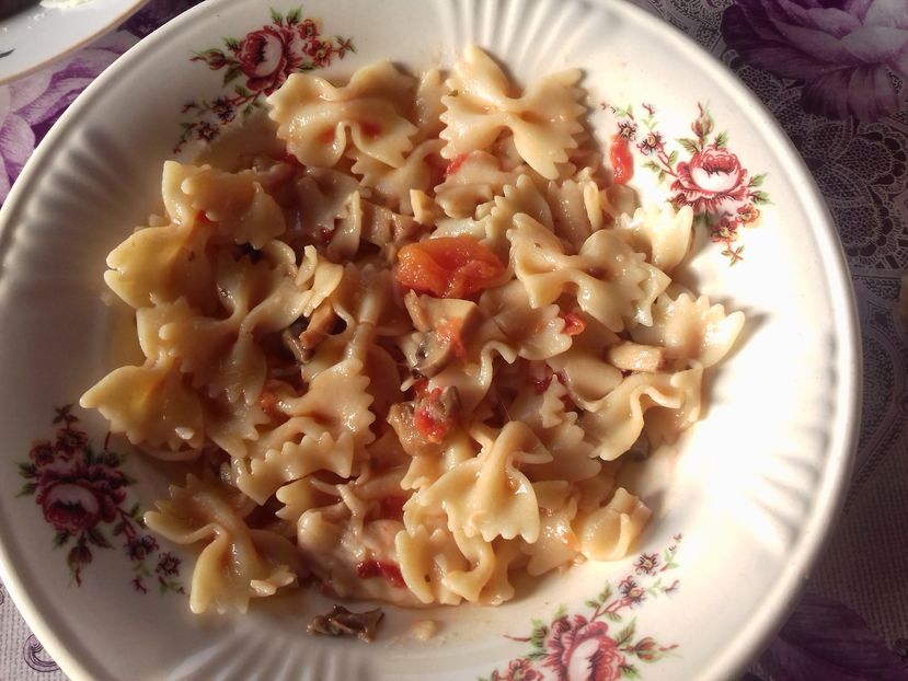 Farfalle cu ciuperci și sos de roșii