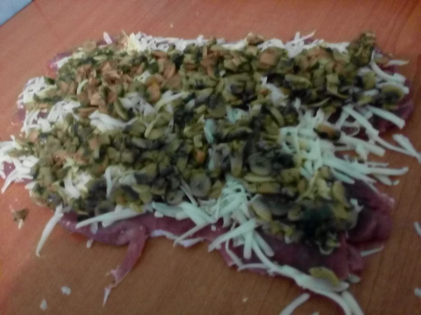 Mușchiuleț de porc umplut cu cașcaval si ciuperci - 1 - Culinar 3
