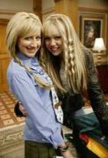 NYWQPRYFOQXHKHBOINA - hannah montanah