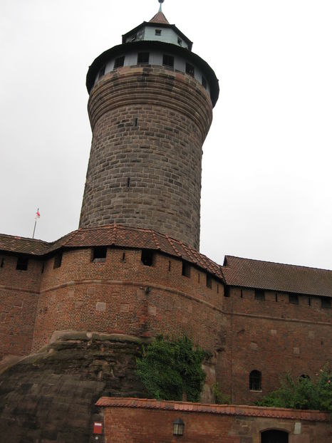 1 922
