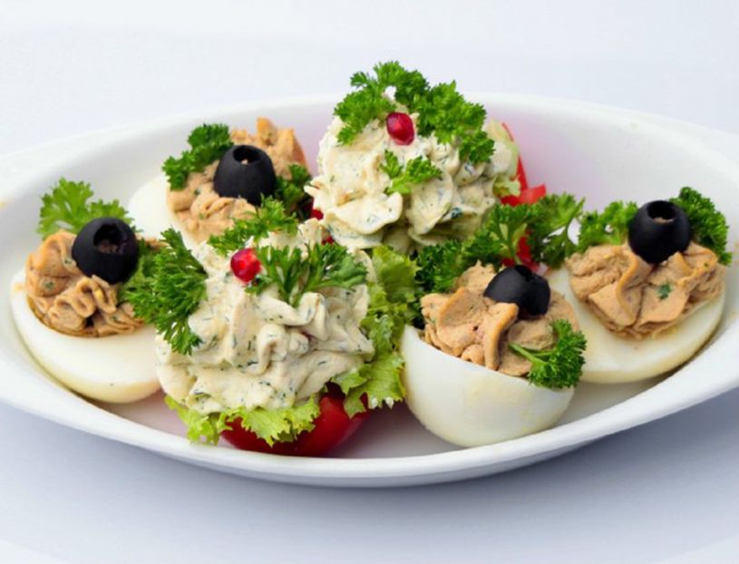 Oua umplute cu pasta de masline - Idei de aranjare a platourilor pentru ocazii speciale