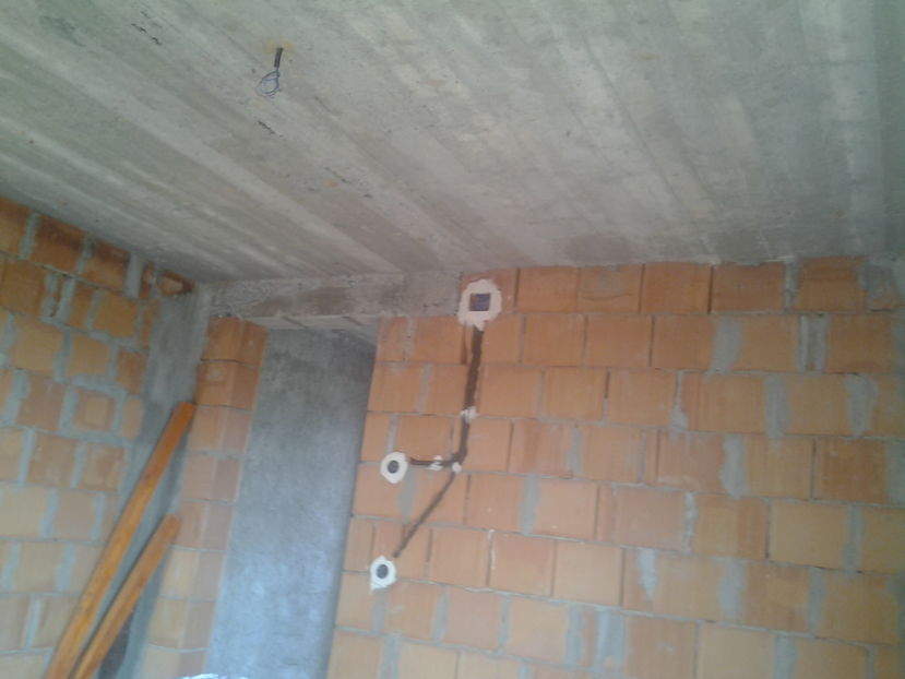Interior; Planseul de beton+instalatia electrica
