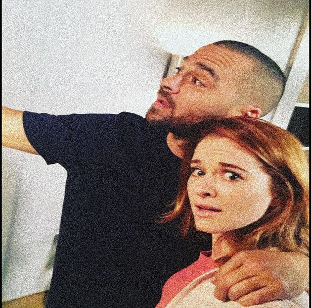 3.01 ·♡ ❝@thesarahdrew: Enough with the selfies, Jesse!❞ - So in love with your eyes