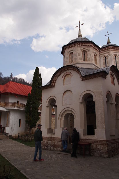 Intrarea in Biserica Manastirii Arnota - Manastirea Arnota