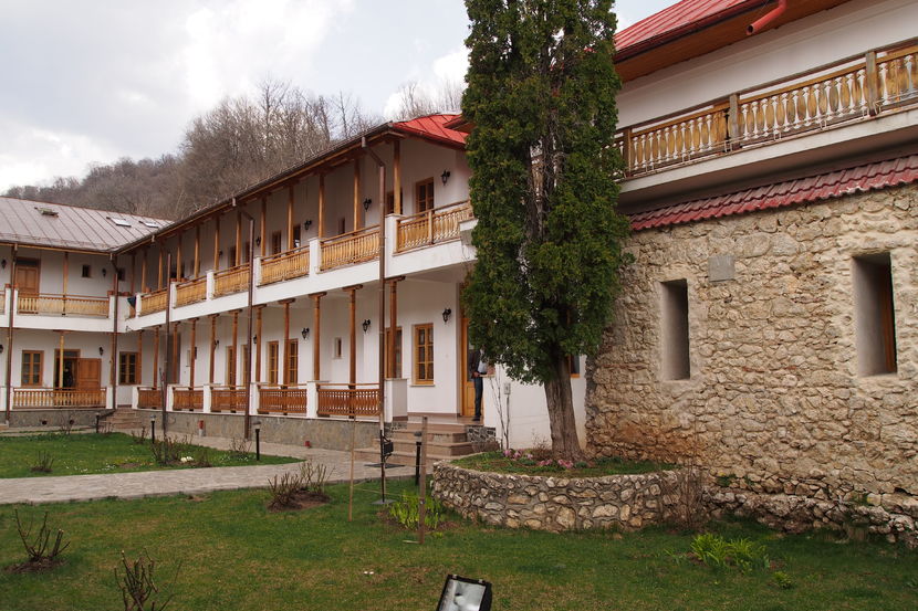 Chilii Manastirea Arnota - Manastirea Arnota