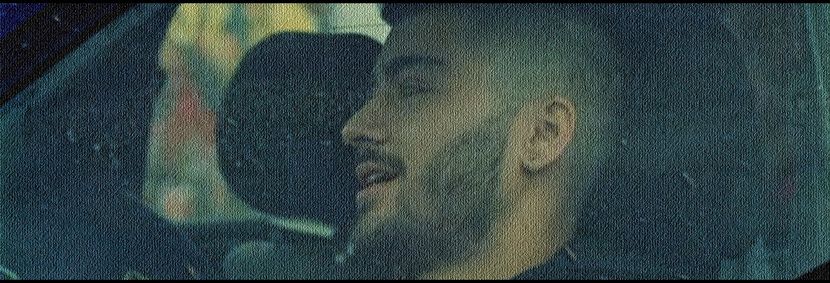 —În secunda următoare m-am ridicat doa r puţin de pe scaunul şoferului pentru a-mi introduce; palma în buzunarul de la spate al pantalonilor. Mi-am scos de acolo portofelul iar cu grijă l-am deschis, în cele din urmă ridicând permisul pe care imediat i l-am întins tipului. Odată ce l-a luat,
