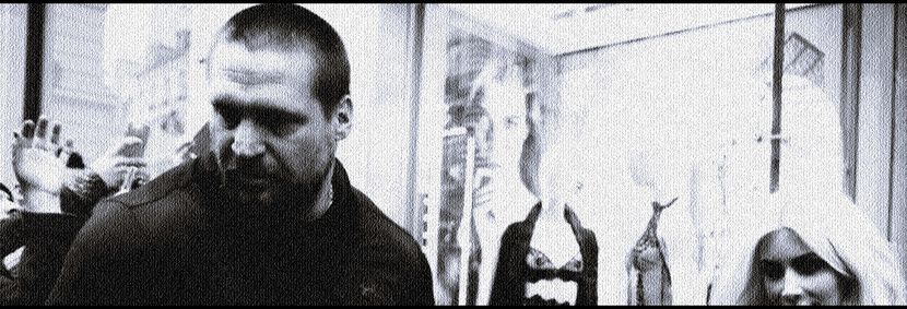 —Fără a vorbi indică spre permisul ce acum se afla în poala mea aşa că tot ce fac e să i-l întind şi; procedează întocmai ca şi celălalt, până ce începe să vorbească. ❝Domnul Hadid te aşteaptă înăuntru.❞
