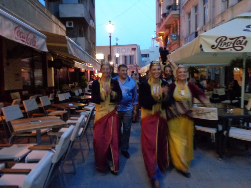 azi este spectacol asambluri din div. tari