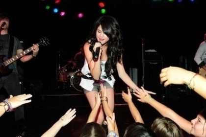 2 - Selena in concerte