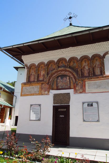 Biserica veche, monument istoric - Schitul Iezer