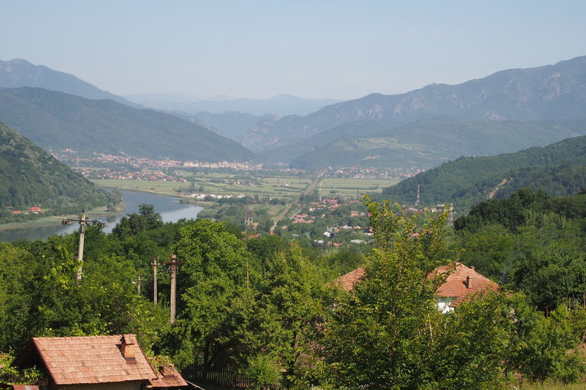 Admirand Valea Oltului, din gradina mea