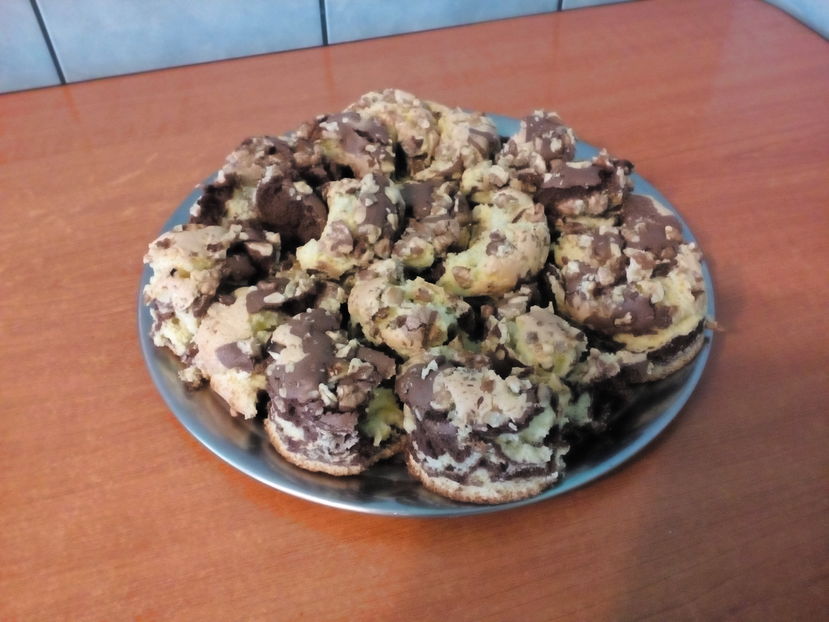 Semilune zebra - cu vanilie, cacao si nuci - Culinar 3
