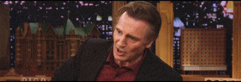 —Ia un loc numaidecât în spatele biroului său imens, ca şi cum s-ar fi aşezat pe un tron sau ceva de; genul. Îşi rezemă ambele coate de materialul dur al lemnului încrucişându-şi astfel şi degetele între ele ca şi cum s-ar ruga de mine să procedez întocmai. Rapid, mă aşez pe scaunul opus lui.
