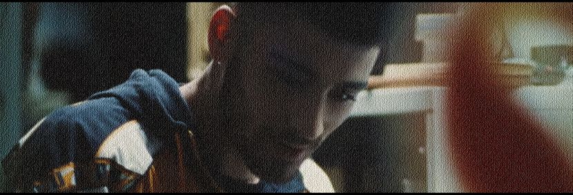 —❝Cu ce vă pot ajuta domnule?❞ Întreb încercând să-mi găsesc o poziţie mai confortabilă în scaun; ironic sau nu şi acesta era realizat din catifea. Mă simt destul de inconfortabil stând pe un scaun care costă de o mie de ori mai mult decât unul obişnuit.
