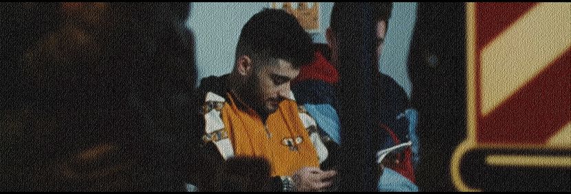 —❝Cât de departe mai exact?❞ Întreb din nou. Dacă e destul de departe, s-ar putea ca suma cerută să; crească. Nu durează mult până ce primesc şi răspunsul. ❝Dakota de Nord.❞
