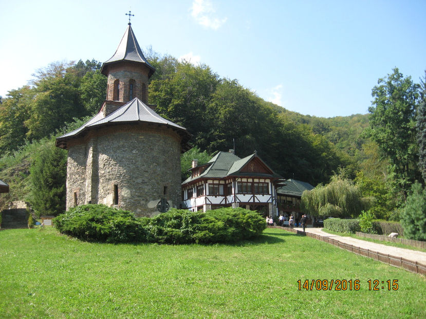 Acesta era intreg complexul de la Prislop inainte de '89 - Manastirea PRISLOP