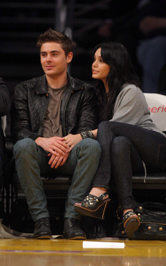 008 - Zanessa at the basketball game